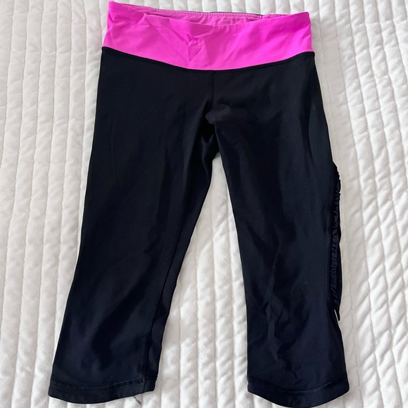 lululemon leggings Pink Black Ruffle Capri - Picture 1 of 4